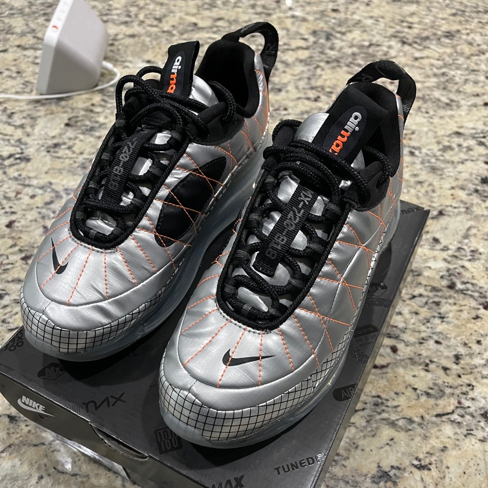 ‼️SOLD‼️LIKE NEW GS NIKE AIRMAX 720-818